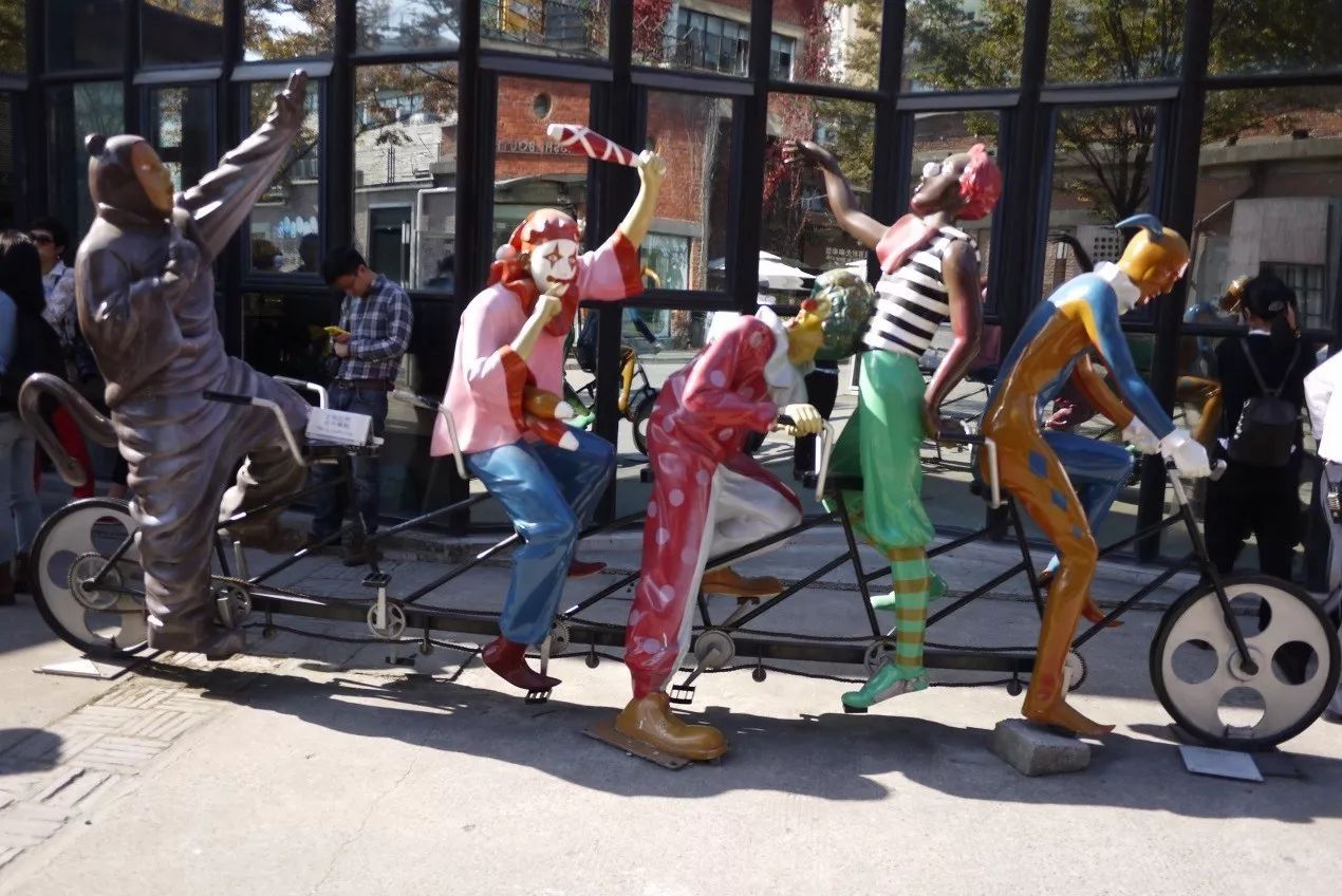 开云电竞官方网站-昆凌北京现身笑答与周董婚期 明星帮出场艳惊